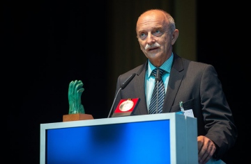 Award-of-excellence-went-to-Prof.-Dr.-med.-Reinhard-Hickel_9th-CONSEURO-Berlin