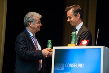 Award-of-the-Award-of-Excellence-to-Prof.-Dr.-med.-Pierre-Colon-by-the-President-of-the-EFCD-Sebastian-Paris_ConsEuro-Berlin
